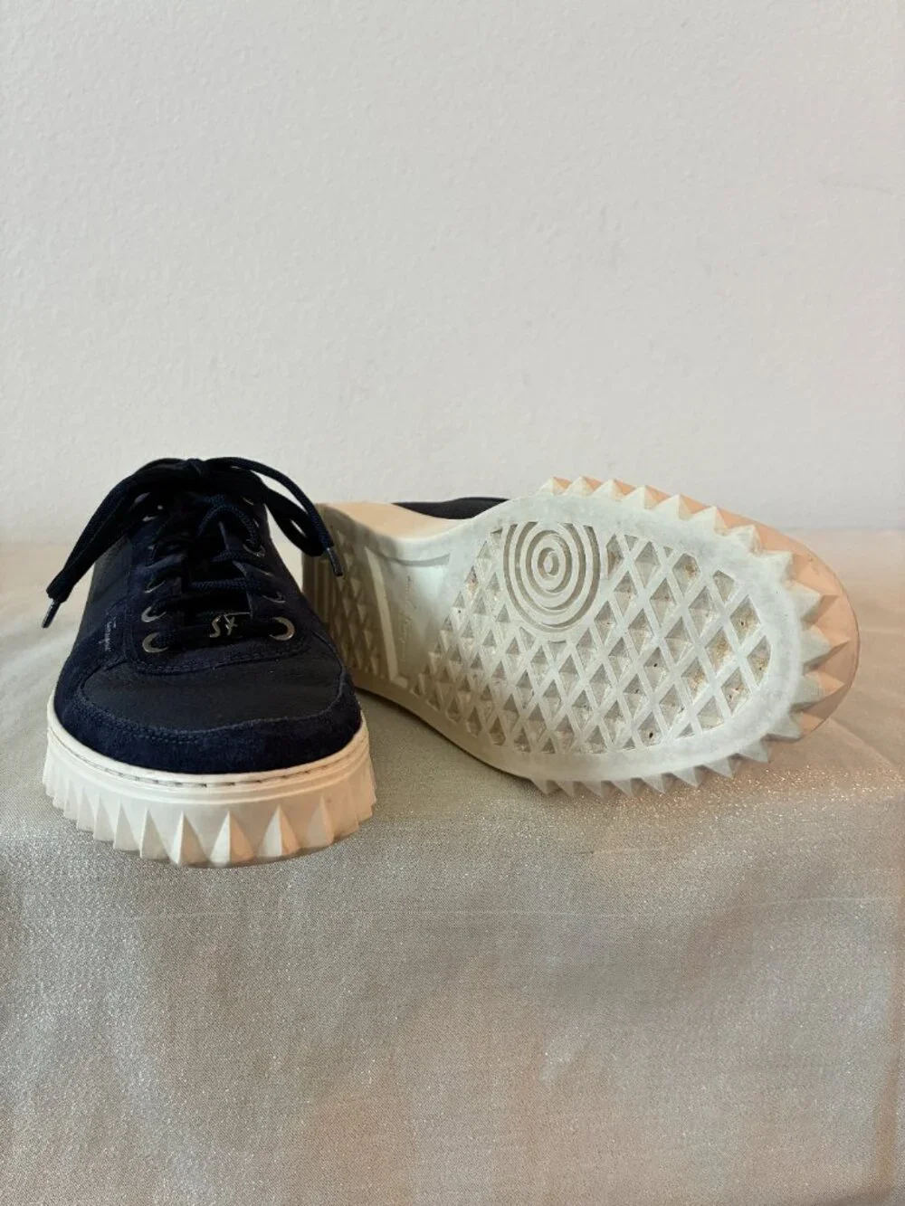 Salvatore Ferragamo Mens Navy Blue Scuby Leather &  Suede Laced Sneakers-6M